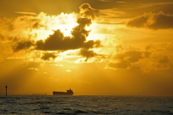 DSC_7236 nascer do sol em Camburi _ navio blog